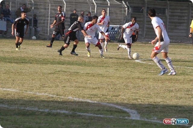 משטח גרוע שהקשה על שחקני חדרה .(צילום:שלומי גבאי)